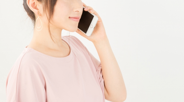 電話を掛ける女性